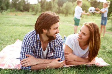 Mutlu anne battaniye var yalan ve birbirine bakarak. Onlar gülüyor. Orada daha fazla topla oynamayı onların çocuklar.