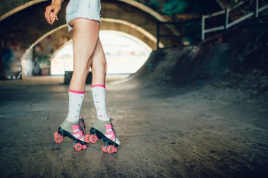 Su kuyusu-yapılı ve ince bacakları kız kamerada hayal etmiştim. Parmakları üzerinde duruyor. Silindirler pembe ile gridir.