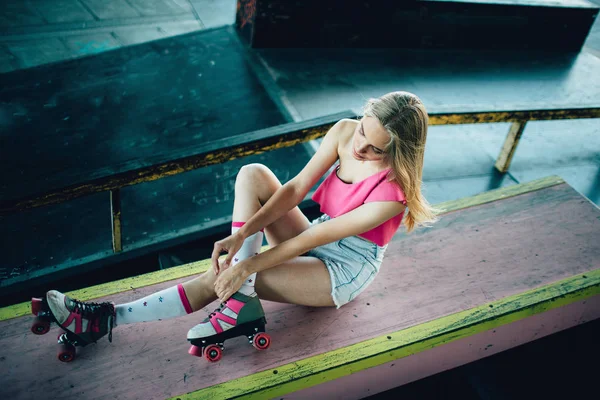 Su kuyusu-yapılı ve ince kız poz. O oturuyor ve sağ bacak üzerinde ellerini tutarak. Düz ve rüya kız arıyor.