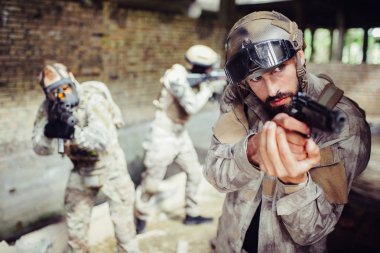 Dikkatli ve profesyonel katiller amacı farklı yönlere alıyor. O sakin kendinden emin ama yapıyorlar. Elinde tabanca olan bir askeri lider.