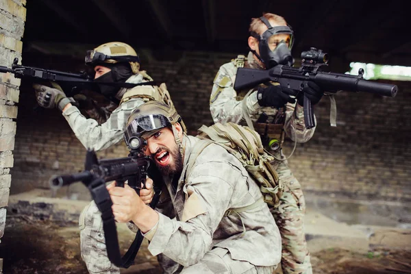 Üç adam poz bir resim. İki tane siyah maske yüzlerinde var.. Onlar arıyor ve amaç için farklı açılardan alarak. Onlar kendilerini defencing. — Stok fotoğraf