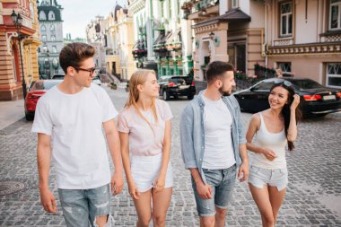 Güzel ve olumlu gençler birlikte sokakta yürüyor. Herkes Çinli kız arıyor. O onlara gülümseyerek ve saçlarını dokunmadan.