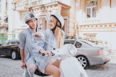 Motosiklet açık bir seet üzerinde oturan ve geriye dönüp baktığımda onun erkek arkadaşı kızın resmi. Ona gülümsüyor. Adam ona baktığını ve motosiklet arkasında onun elele.