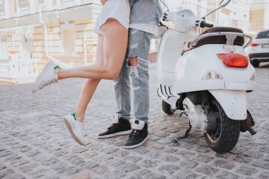 Kiremit adam atlıyor. Bacaklarının havada vardır. Motosiklet sokak ortasında yanında duruyorlar. Bugün bir randevum var..