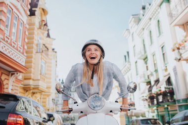 Kalıcı kız başlangıç çalışma motosiklet çalışıyor. Kızgın o. O binemiyor. Kız kask takıyor. Yolun ortasında bir kız.