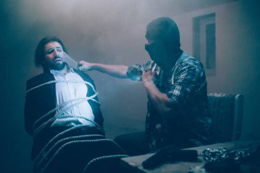 Suite dehşete adam sandalyeye bağlanmış ve büyük bıçak katil tutar yüzünü yakın bakarak oturuyordu. O korkuyor. Adam bağlıdır. Maskeli adam onun kurbanı arıyor. O zevk almak.