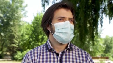 Adam parkta duran ve hasta ve sol ve sağ birkaç kez üst üste arıyorsunuz o yüzündeki maske takıyor. O arıyor. Sonra durur ve görüş kamera üzerinde duruluyor