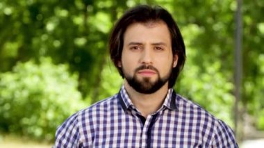 Adam kamera ve bir BT bakmak için başlangıç için geldi. O ciddi bir durum. Sonra adam ro gülümseme başlatın. Ondan sonra o kocaman bir gülümseme onun teech gösteriyor. Adam yüksek sesle gülüyor. Sonunda o ciddi ve git uzaklara