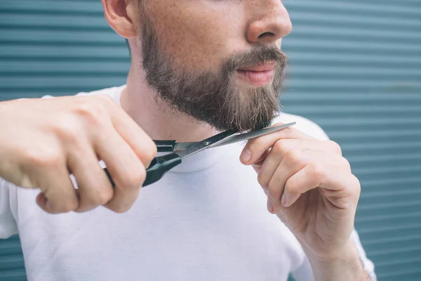 Vista Corte Homem Barbudo Segurando Tesoura Mão Pedaço Barba Outro — Fotografia de Stock