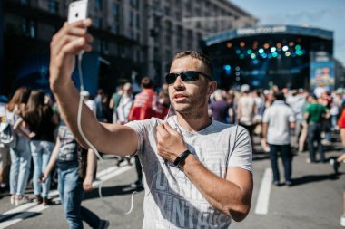 Genç bir çocuk bir kapsama bir spor olayı ya da bir konser var. Bir blogger bir akıllı telefon canlı gitmek için kullanıyor. Bir gazeteci çağırıyor
