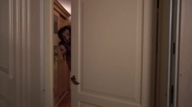 Aparrtment mutlu sahipleri kapıyı aç. Onlar mutlu ve smile. İnsanlar hoş geldiniz. Kamera daire ve stoppes mutfağa girer. Dışarıda akşam.