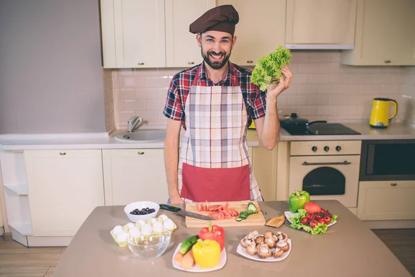 Jefe Feliz Positivo Para Cocina Mira Cámara Sonríe Joven Tiene — Foto de Stock
