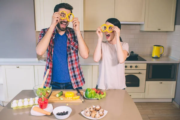 Yetişkin insanlar şaka yapıyordum. Birbirinize bakın ve göz çevresinde sarı biber parçalarını tutun. Kız ve adam birbirlerine arıyoruz. Onlar mutlular.