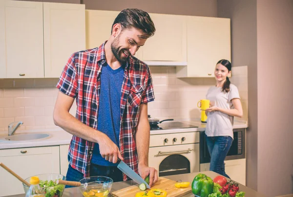 Dikkatli koca mutfakta çalışıyor. Karısı hes dinlenme. Parçalar halinde salatalık keser. Soba anlamına gelir ve sarı Kupası tutar. Kız ona bakar. O gülümser ve tepeden bakıyor.