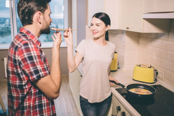Güzel giel soba anlamına gelir ve tek elle pan tutar. Bir tane de bir tahta kaşık vardır. Kız adam Anadolu ile beslenir. O ağız açık tutar ve kaşık biraz tutar.