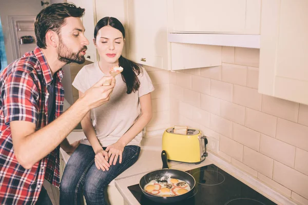 Mutfak ve pişirme Anadolu dikkatli insanlardır. Tahta kaşık yemek parçası üzerinde üfleme. O tutar.