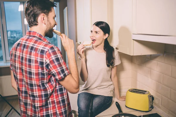 Mutfakta aç insanlar. Kız oturuyor ve botes tost. Adam ona bakıp aynı şeyi yapar. Adet ekmek yiyorlar.