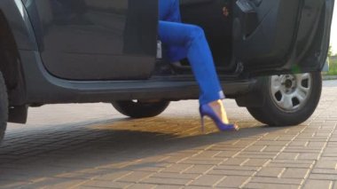 Kız openes ön kapı ve tuğla üzerine koyar değil örneğin ilk ve o zaman bir de yaptı. O kapı kapanır ve siyah arabadan uzak yürüyor.