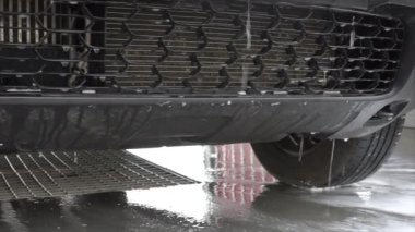 Su araba radyatör atıyor. Makine garajda duruyor. Bu yıkanır.