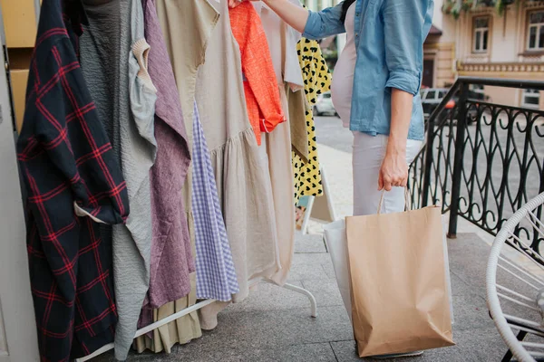 Schwangerschaft, Mutterschaft, Menschen und Erwartungskonzept - Nahaufnahme einer Schwangeren mit Einkaufstüten an der Stadtstraße. — Stockfoto