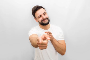 Kamera ve whinkles bunu çok olumlu genç adam puan. O gülümsüyor. Beyaz arka plan üzerinde izole.