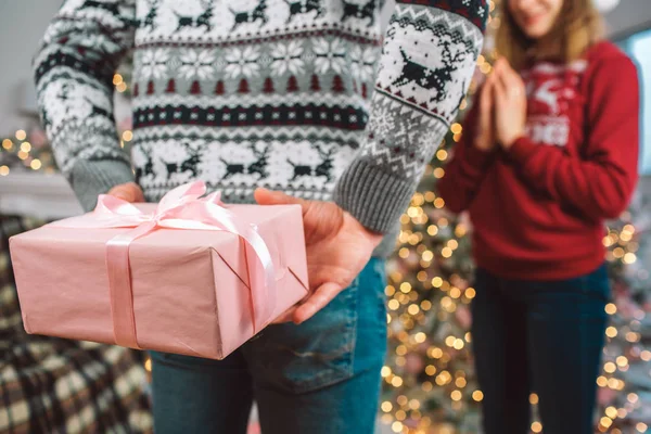 Hombre Suéter Gris Navidad Pone Delante Mujer Presente Piel Ella — Foto de Stock