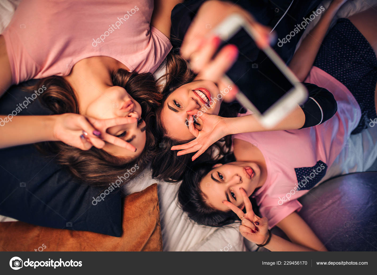 Three Friends Clicking Selfies in Weird Poses, three friends, clicking  selfies, HD phone wallpaper | Peakpx