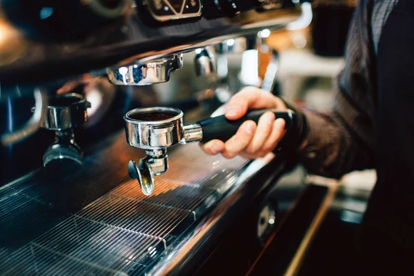 Зображення молодого чоловіка тримає в одній руці з кавою в ньому. Він збирається варити каву . — стокове фото