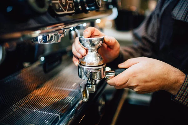 Photo de mans mains tenant et fermant cezve avec du café dedans. Il va préparer cette boisson à la machine à café. Gros plan . — Photo