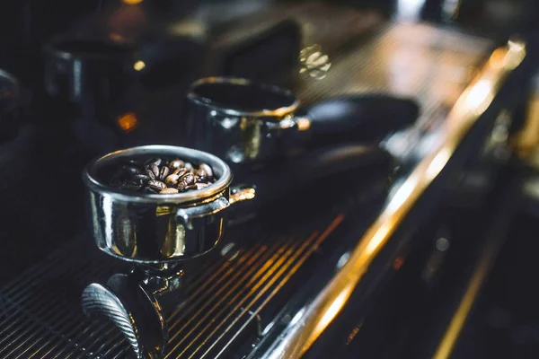 Image de cezve avec des grains de café à l'intérieur. Il se tient à la plate-forme de la machine à café . — Photo