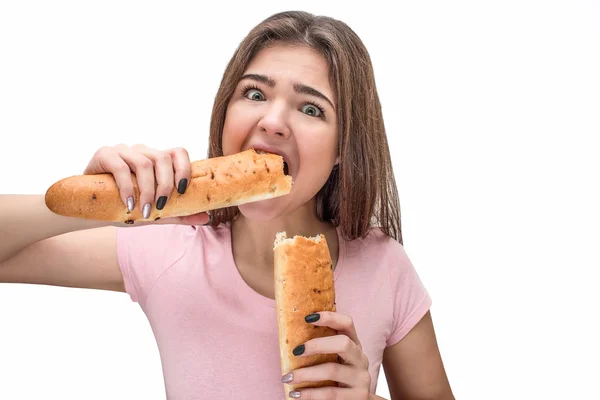 Mujer Joven Hambrienta Muerde Pedazo Baguette Ella Sostiene Ambos Piees — Foto de Stock