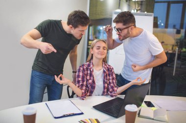 İki öfkeli genç adam sarışın model standı ve üstüne gelin. Çığlık. Üç kişi bir odada vardır. Sarışın model tutmak sakin ve tadını çıkarın. O meditasyon.