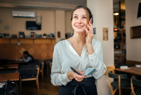 Mladá Servírka Pozitivní Stojí Krakowě Mluvit Telefonu Podívej Mladá Žena — Stock fotografie