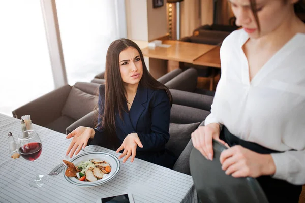Unzufriedene Junge Geschäftsfrau Beschweren Sich Über Salat Auf Dem Tisch — Stockfoto