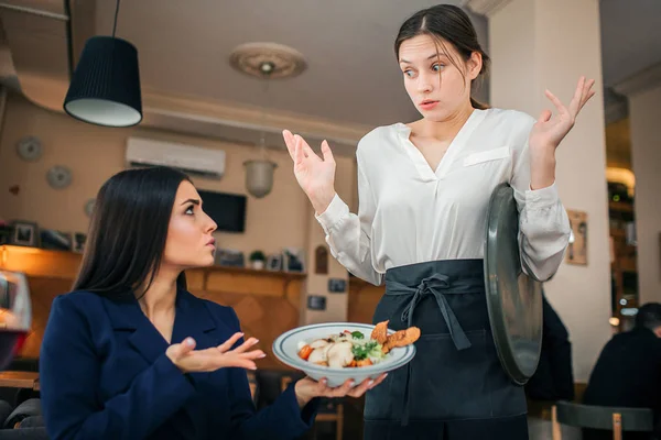 Verängstigte Junge Kellnerin Blickt Auf Salatschüssel Brünett Händen Halten Zeigt — Stockfoto