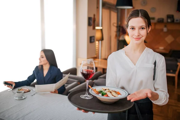 Joven Alegre Wautress Sostener Bandeja Con Ensaladera Copa Vino Tinto — Foto de Stock