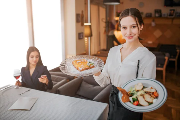 Vrolijke Jonge Serveerster Kijken Rechtdoor Camer Glimlach Houden Van Taart — Stockfoto