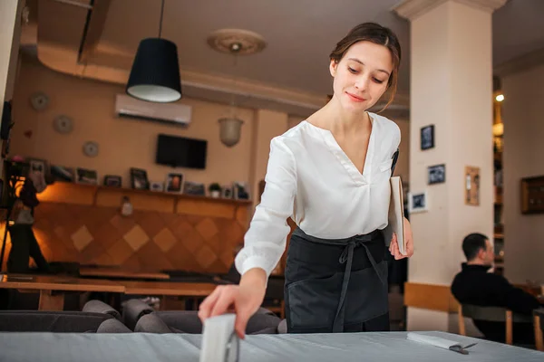 Nie Garson Masa Standı Müşterilere Hazırlama Aşağı Bak Genç Kadın — Stok fotoğraf