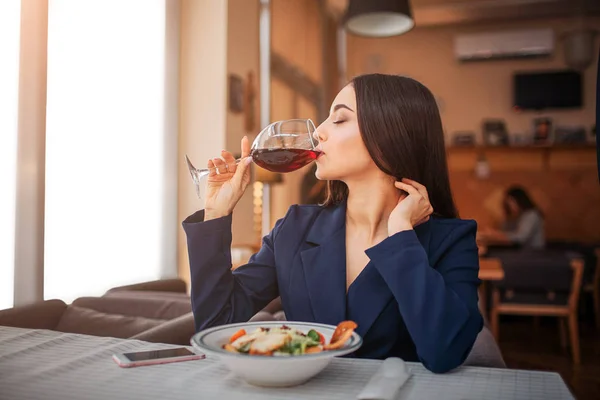 Nette Junge Frau Sitzt Tisch Und Trinkt Rotwein Sie Isst — Stockfoto