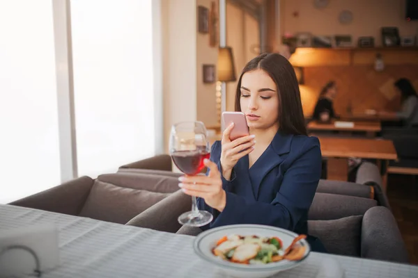 Schöne Junge Frau Sitzt Tisch Restaurant Und Fotografiert Ein Glas — Stockfoto