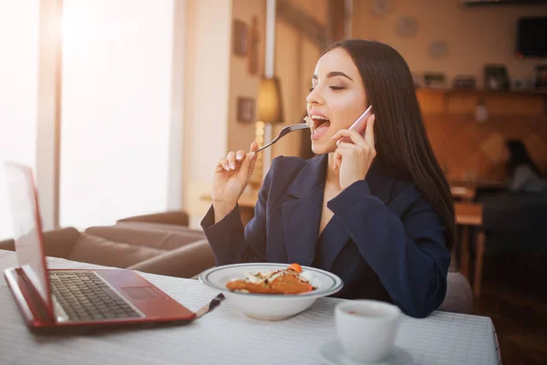 Glada Unga Buisnesswoman Arbete Restaurang Hon Ser Skärmen Och Äter — Stockfoto