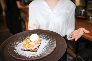 Pasta plaka üzerinde başıboş üzerinde tutarak garson kapatın. O nokta üzerinde