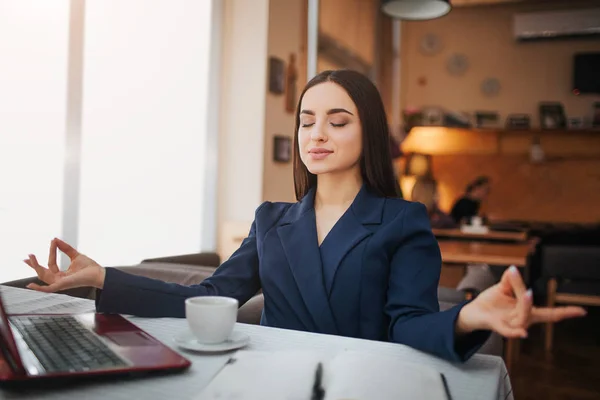 Lugn Och Fridfull Ung Kvinna Sitta Bordet Och Meditation Hon — Stockfoto