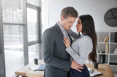 Genç erkek ve kadın samimi resim birbirine yakın durmak birlikte. Onun göğsüne ellerini tutun. Adam eambrace modeli.