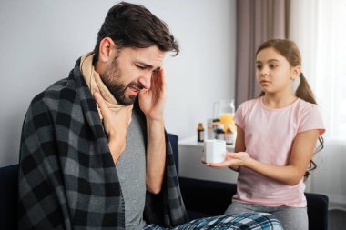 Hasta genç adam kızıyla birlikte kanepeye otur. Adam el ele tutuşsun boğaz ve baş. Ciddi küçük kız ona bak. Beyaz Kupası tedavi ile seks yapıyor.