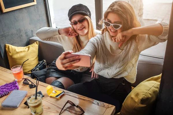 Modieuze jonge vrouwen zonnebril draagt en selfie te nemen. Modellen poseren. Ze zien er fantastisch. — Stockfoto