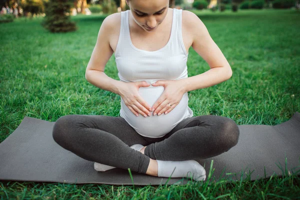 Młoda Kobieta Ciąży Siedzieć Pozycji Lotosu Mat Joga Parku Ona — Zdjęcie stockowe