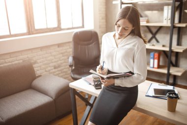 Güzel genç güzel işkadını yağsız odadaki tabloya. Tablet ve gülümseme o göz. Sakin huzurlu insan.