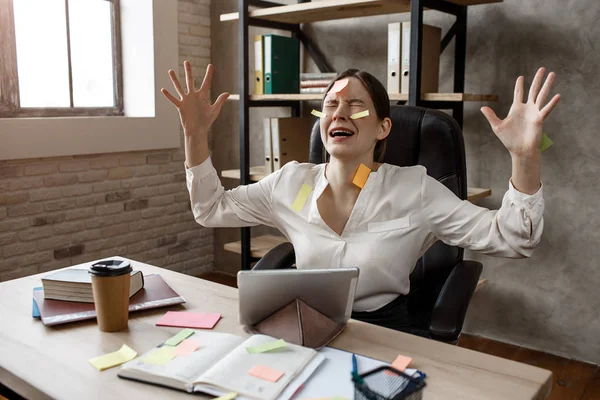 Ung affärskvinna har panikattack från multitasking. Hon har massor av arbete. Modell oroa. Hon har hysteri. Sitter vid bord i rummet. — Stockfoto