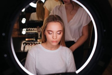 Aynaya bak. Sarışın genç kadın tutmak gözler kapalı. Onun üzerinde eyeline kaptırdın var. Kuaför stand arkasında ve saç Yüksel.